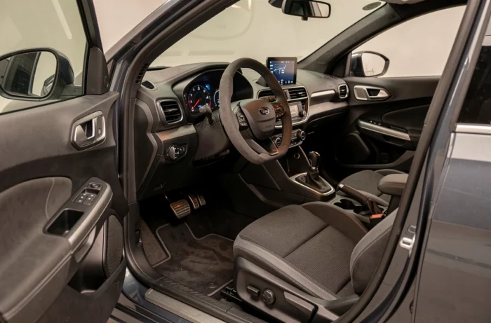 Intérieur Ford Puma ST-Line sièges sport et tableau de bord avec finitions grises et logo ST-Line