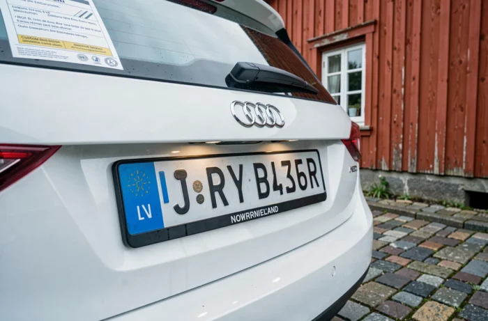 Plaque d'immatriculation norvégienne sur une voiture importée garée dans une rue typique de Norvège